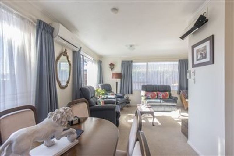 Photo of property in 4f2 Stewart Drive, Newlands, Wellington, 6037