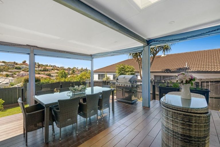 Photo of property in 1/23 Rifleman Rise, Unsworth Heights, Auckland, 0632