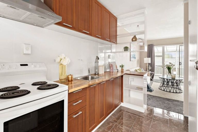 Photo of property in 2/118 Lynwood Road, New Lynn, Auckland, 0600