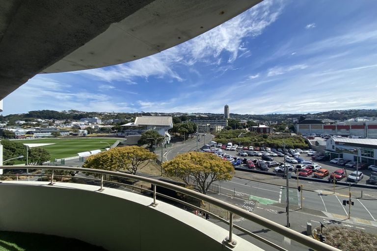 Photo of property in Grandstand Apartments, 80u8 Kent Terrace, Mount Victoria, Wellington, 6011