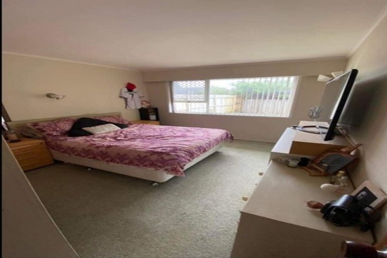 Photo of property in 1/86 Lincoln Park Avenue, Massey, Auckland, 0614