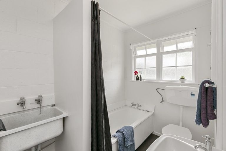 Photo of property in 5 Thurleigh Grove, Karori, Wellington, 6012