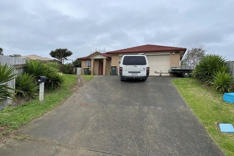 Photo of property in 28 Kathleen Reece Place, Waiuku, 2123