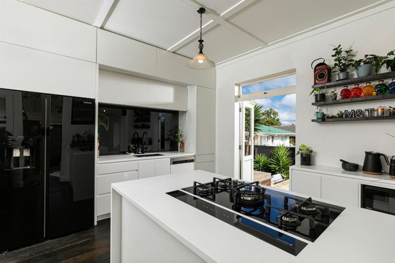 Photo of property in 5 Don Buck Road, Henderson, Auckland, 0614