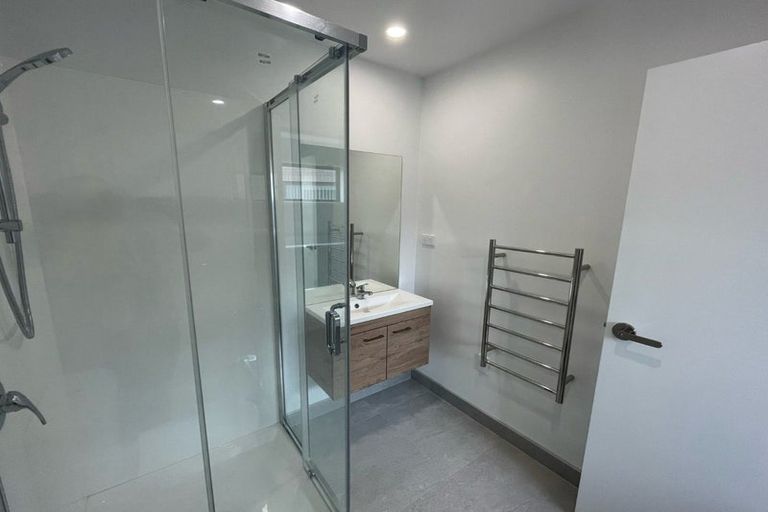 Photo of property in 2 Mikoikoi Crescent, Mangere Bridge, Auckland, 2022