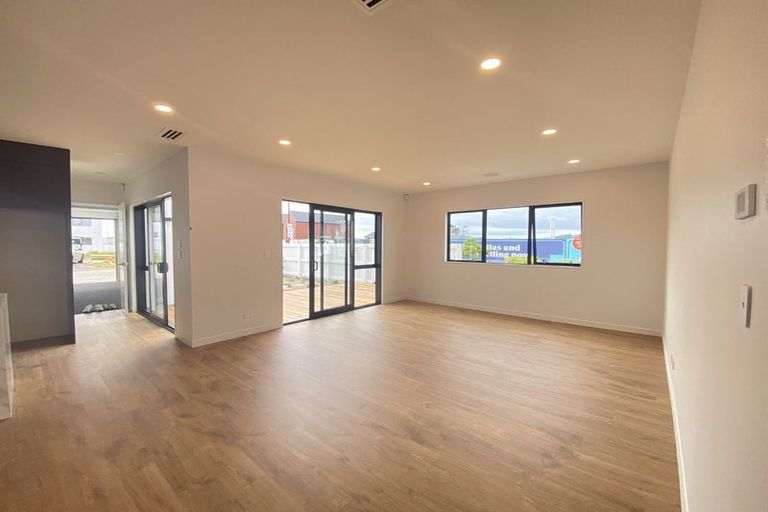 Photo of property in 1 Pukeko Road, Hobsonville, Auckland, 0616