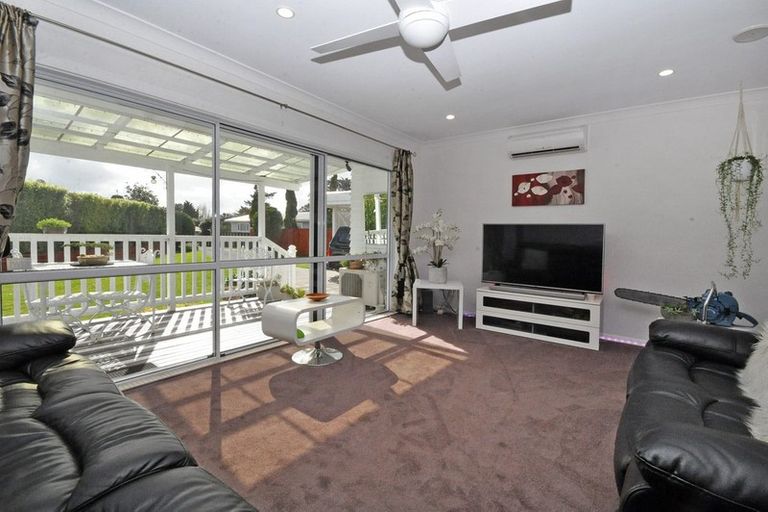 Photo of property in 27 Clinton Avenue, Te Atatu Peninsula, Auckland, 0610
