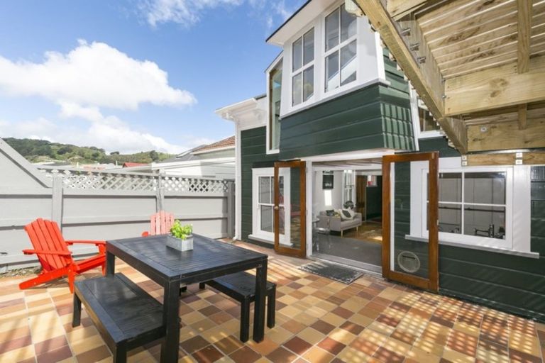 Photo of property in 10 Ranfurly Terrace, Mount Cook, Wellington, 6021