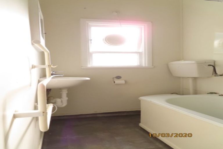 Photo of property in 71 Garden Road, Northland, Wellington, 6012