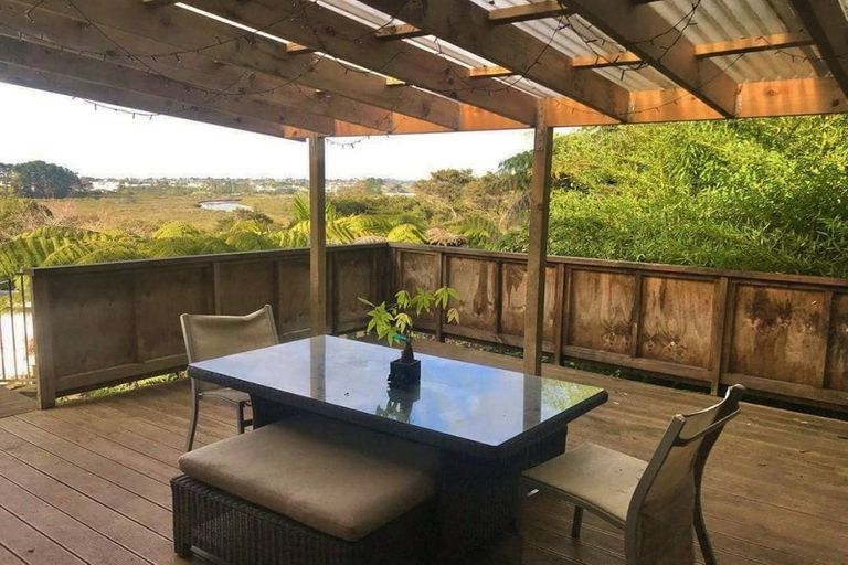 Photo of property in 128 Matipo Road, Te Atatu Peninsula, Auckland, 0610