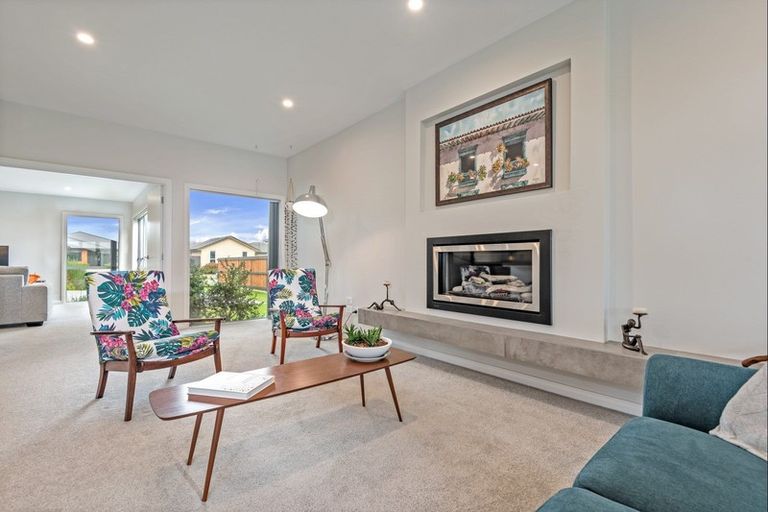 Photo of property in 8 Mediterranean Grove, Fitzherbert, Palmerston North, 4410