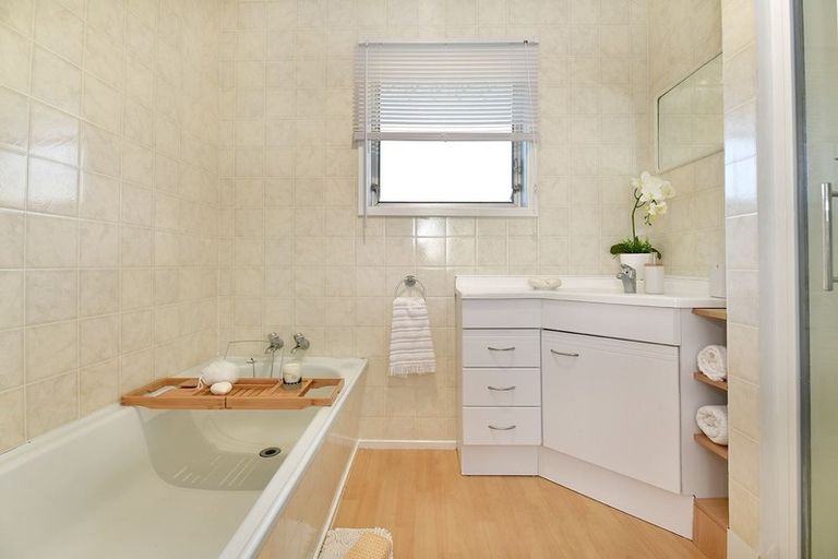 Photo of property in 15 Hand Road, Helensville, 0800