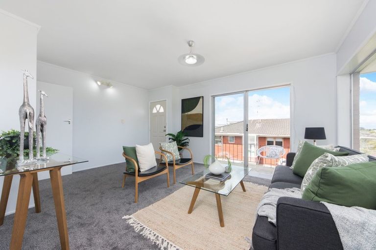 Photo of property in 2/51 Girrahween Drive, Totara Vale, Auckland, 0629