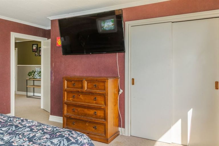 Photo of property in 32 Brougham Street, Westport, 7825