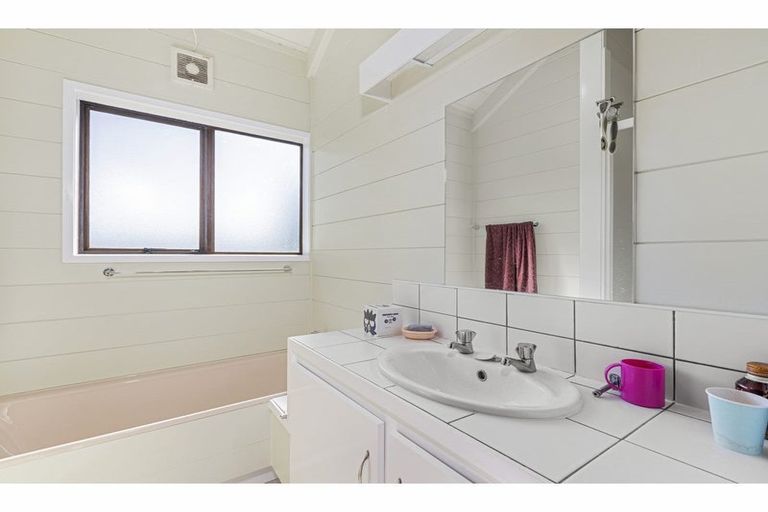 Photo of property in 56 Kennedy Avenue, Forrest Hill, Auckland, 0620