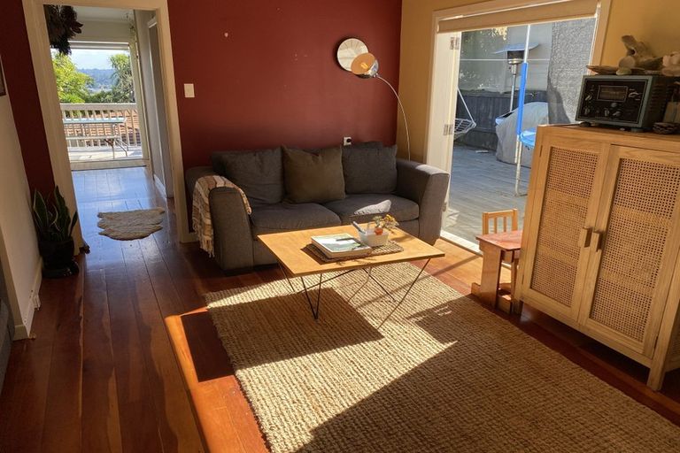 Photo of property in 1/130 Sunset Road, Unsworth Heights, Auckland, 0632
