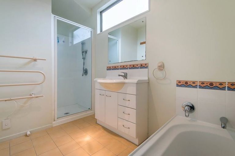 Photo of property in 37 Verdale Circle, Glen Eden, Auckland, 0602