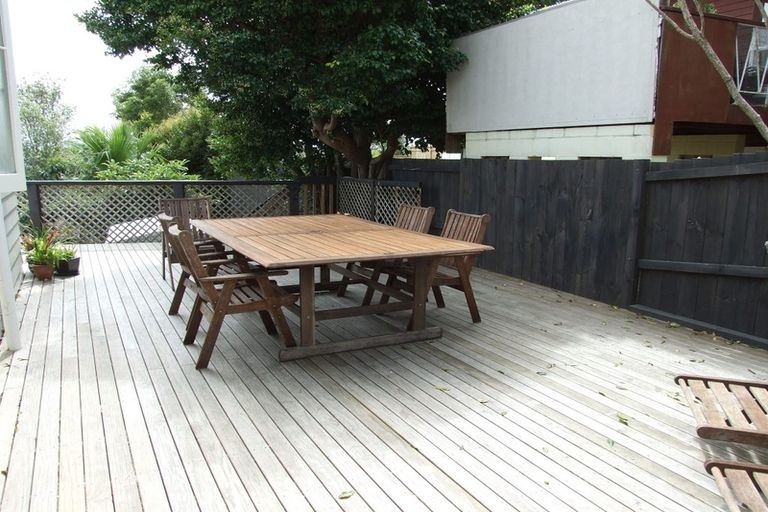 Photo of property in 1/130 Sunset Road, Unsworth Heights, Auckland, 0632