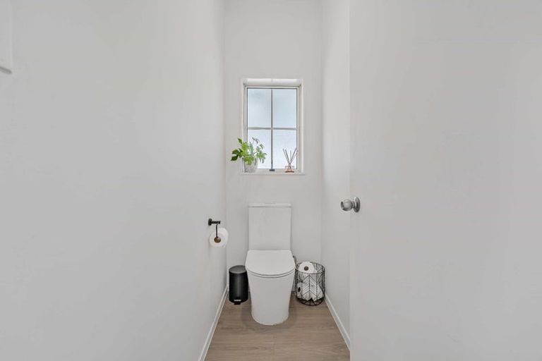 Photo of property in 2/56 Northcote Road, Northcote, Auckland, 0627