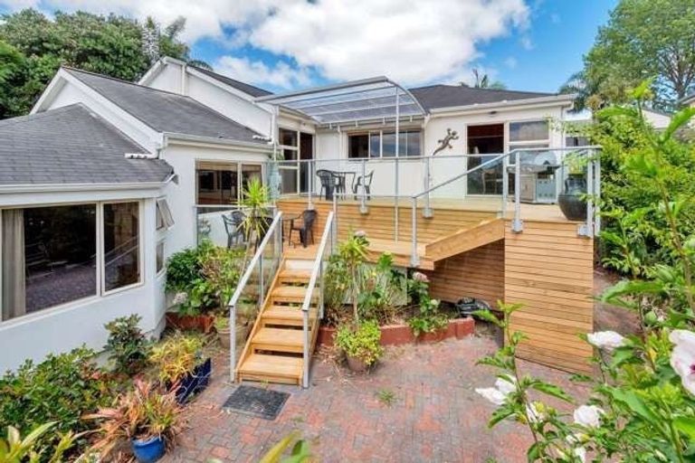 Photo of property in 1/8 Sunset Road, Unsworth Heights, Auckland, 0632