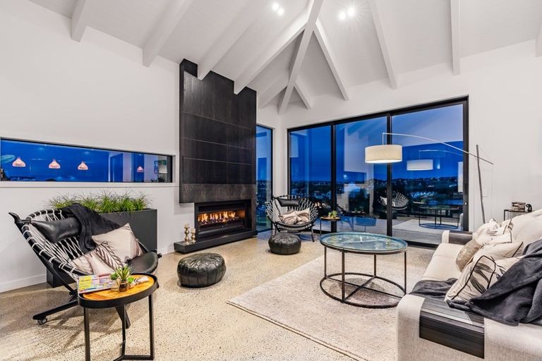 Photo of property in 11 Laguna Place, Matakatia, Whangaparaoa, 0930