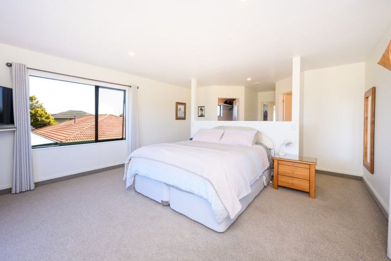 Photo of property in 70 Pacific Drive, Fitzherbert, Palmerston North, 4410