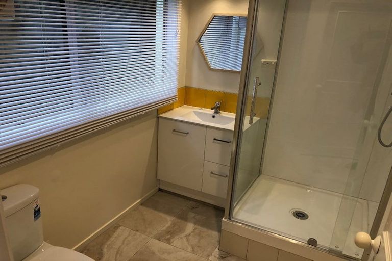 Photo of property in 33 Noeleen Street, Glenfield, Auckland, 0629