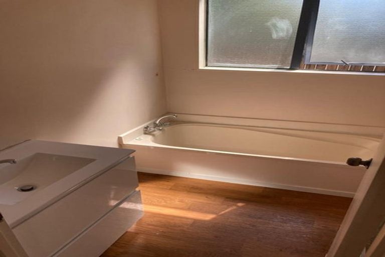 Photo of property in 10 Loughanure Place, Massey, Auckland, 0614