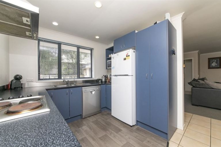 Photo of property in 37 Hewlett Road, Massey, Auckland, 0614