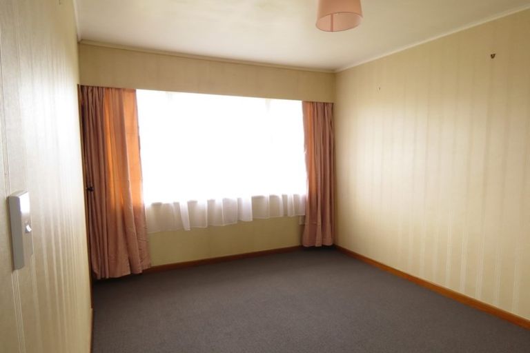 Photo of property in 33 Savoy Road, Glen Eden, Auckland, 0602