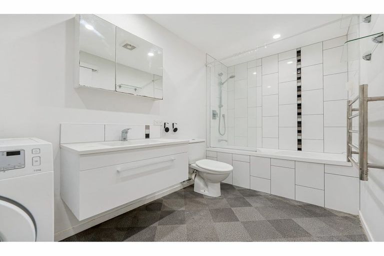 Photo of property in 12 Havelle Avenue, Titirangi, Auckland, 0604