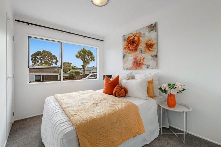 Photo of property in 1/4 Clare Place, Glenfield, Auckland, 0629