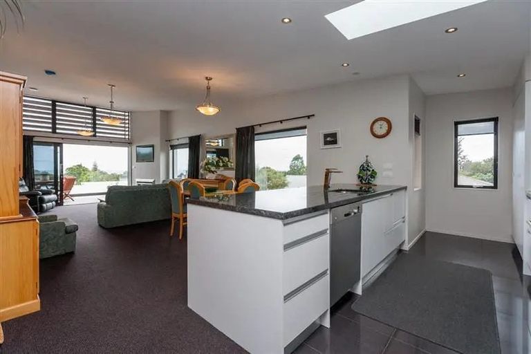 Photo of property in 1152b South Road, Oakura, 4314