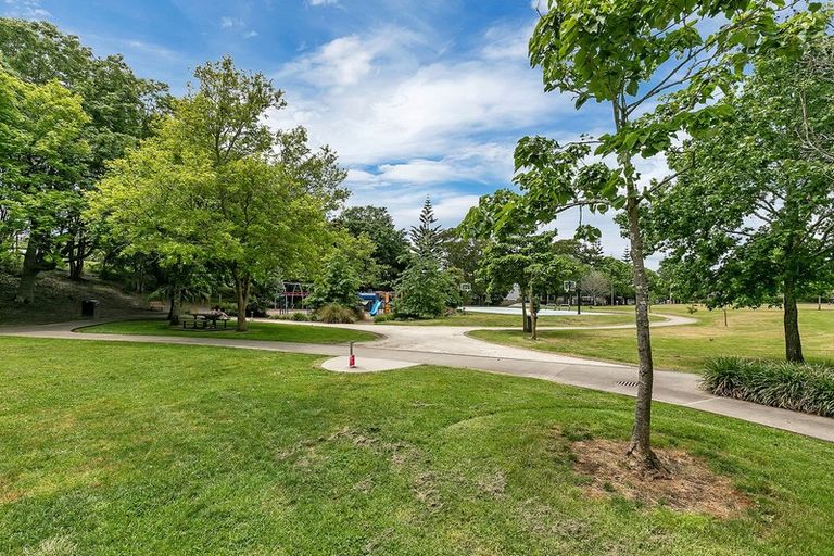 Photo of property in 1/5 Mchardy Place, Glenfield, Auckland, 0627