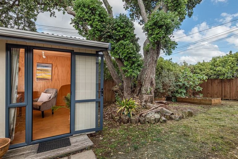 Photo of property in 13 Islington Avenue, New Lynn, Auckland, 0600