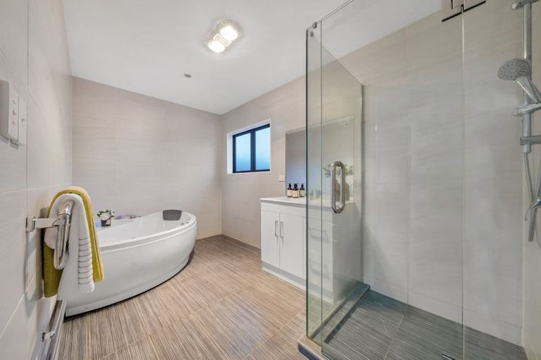 Photo of property in 29 Midhurst Avenue, Henderson, Auckland, 0612