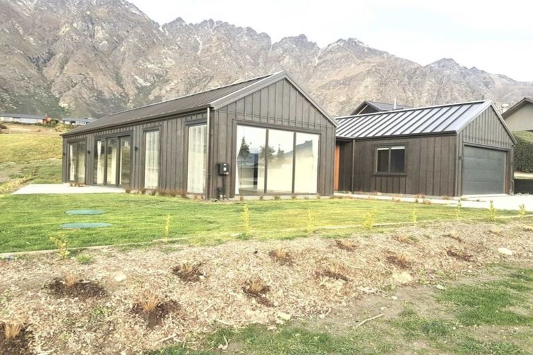 Photo of property in 16 Kinross Lane, Jacks Point, Queenstown, 9371