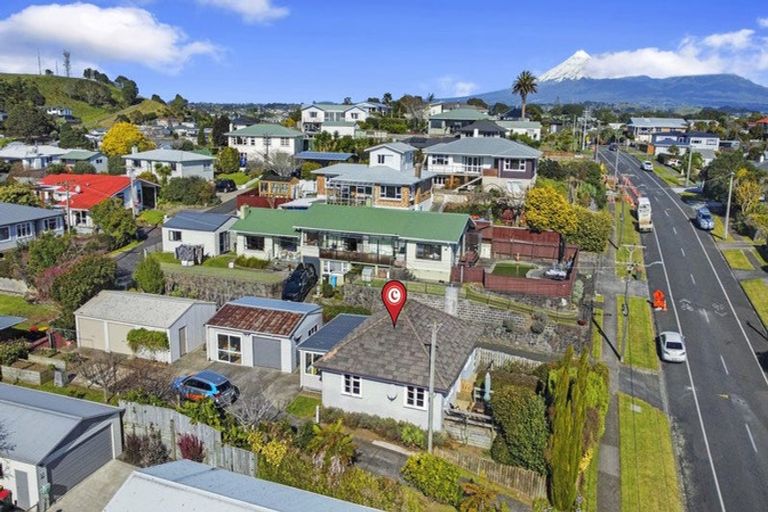 Photo of property in 95 Pioneer Road, Moturoa, New Plymouth, 4310