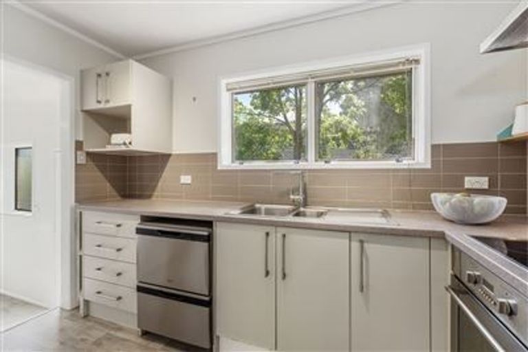 Photo of property in 2/20 Flavia Close, Torbay, Auckland, 0630