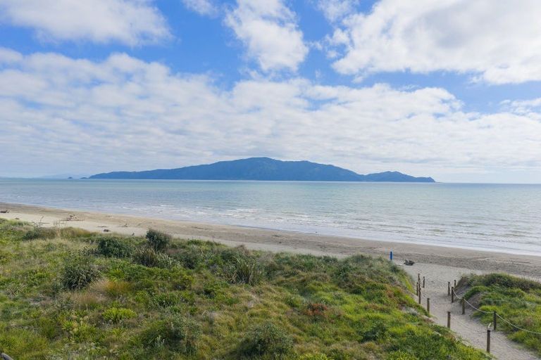 Photo of property in 14 Olliver Grove, Waikanae Beach, Waikanae, 5036