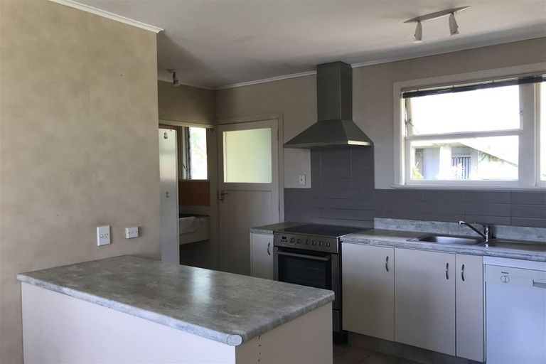 Photo of property in 10 Havelle Avenue, Titirangi, Auckland, 0604