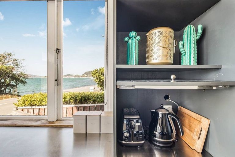 Photo of property in 301 Karaka Bay Road, Karaka Bays, Wellington, 6022