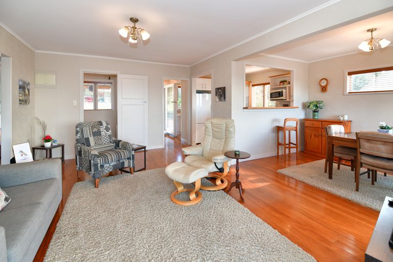 Photo of property in 9 Moffat Road, Red Beach, 0932
