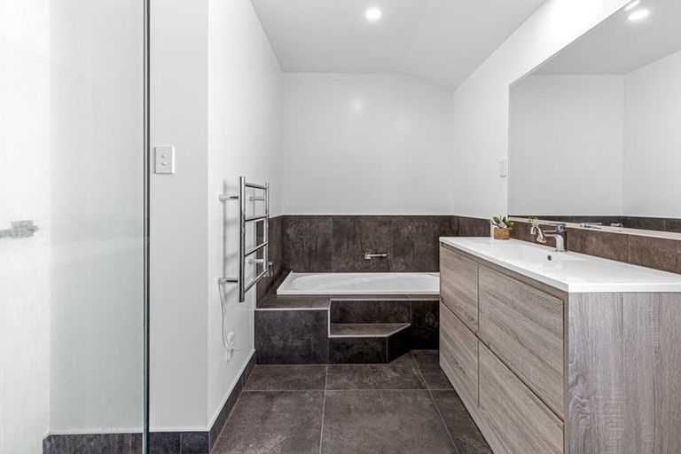 Photo of property in 2/140 Lynn Road, Bayview, Auckland, 0629