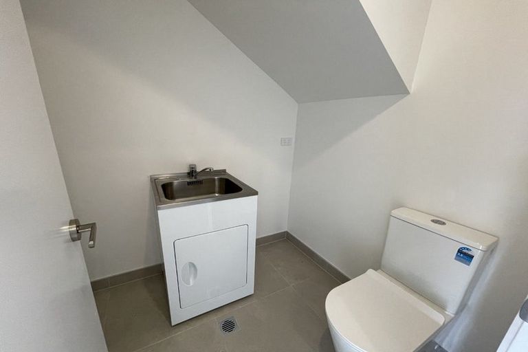 Photo of property in 8 Rauemi Way, Te Atatu South, Auckland, 0610