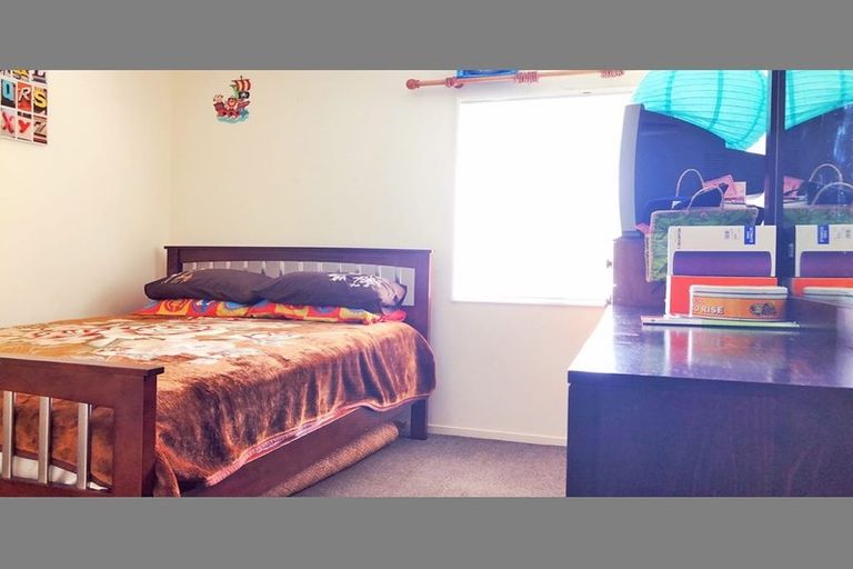 Photo of property in 1 Gala Place, Henderson, Auckland, 0612