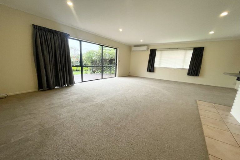 Photo of property in 14 Gillett Place, Botany Downs, Auckland, 2014