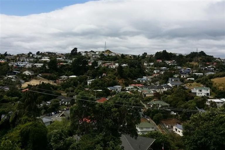 Photo of property in 102 Ruskin Road, Newlands, Wellington, 6037