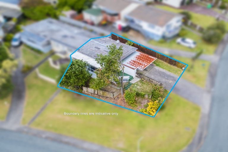 Photo of property in 1/1 Flagstaff Place, Massey, Auckland, 0614