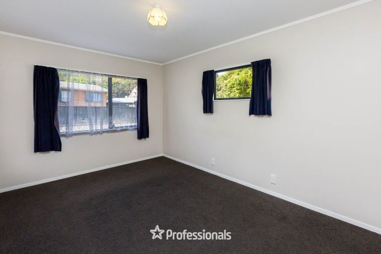 Photo of property in 1 Monarch Grove, Maoribank, Upper Hutt, 5018